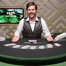 Dealer live Teen Patti di studio multi-kamera elloslot menampilkan kartu dan meja permainan